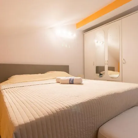 Apartment Giani With Swimming Pool