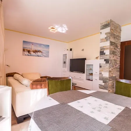 Giani With Swimming Pool Apartment
