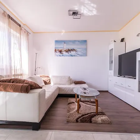 Giani With Swimming Pool Apartment Opatija