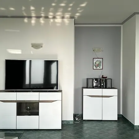 Apartment Giani With Swimming Pool