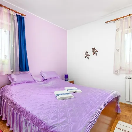 Apartment Giani With Swimming Pool *