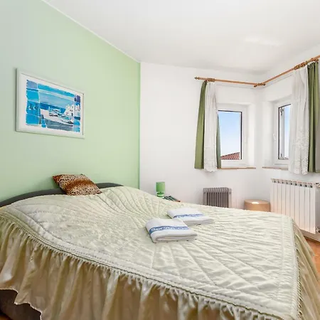 Apartment Giani With Swimming Pool *