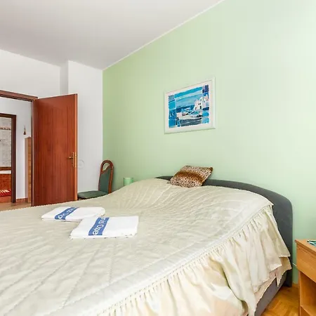 Apartment Giani With Swimming Pool