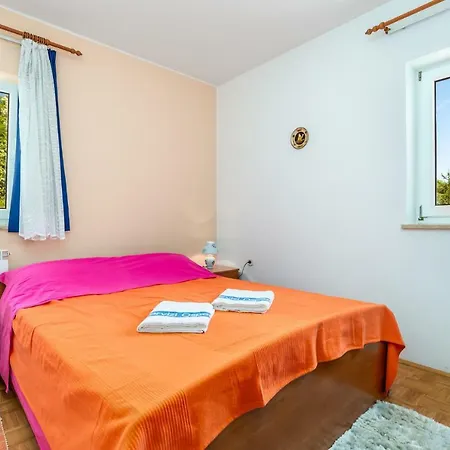 Apartment Giani With Swimming Pool