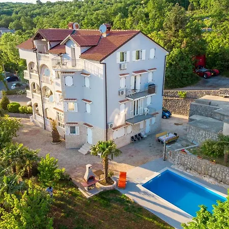 Apartment Giani With Swimming Pool