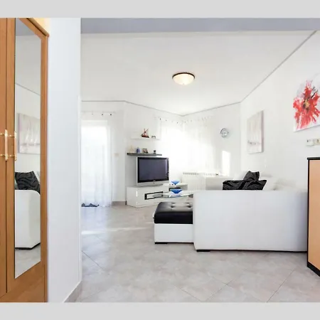 Giani With Swimming Pool Apartment
