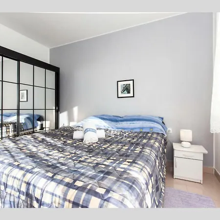 Apartment Giani With Swimming Pool