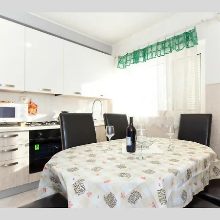 Apartment Giani With Swimming Pool Opatija