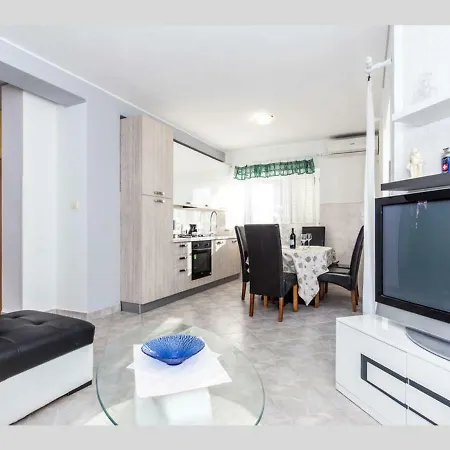 Giani With Swimming Pool Apartment