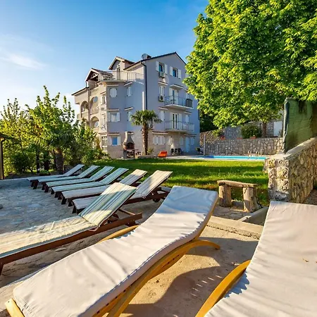 Giani With Swimming Pool Apartment