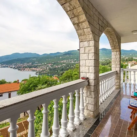 Apartment Giani With Swimming Pool