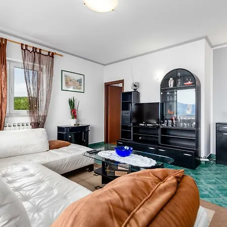 Apartment Giani With Swimming Pool