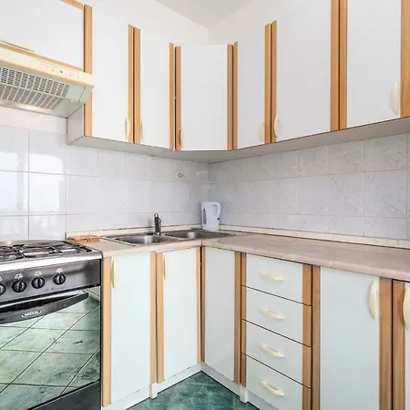 Apartment Giani With Swimming Pool